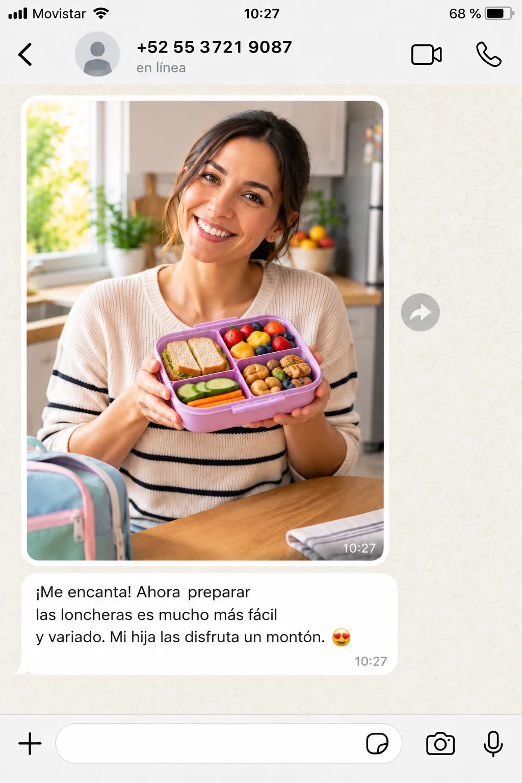 Madre sosteniendo una lonchera variada preparada con las recetas